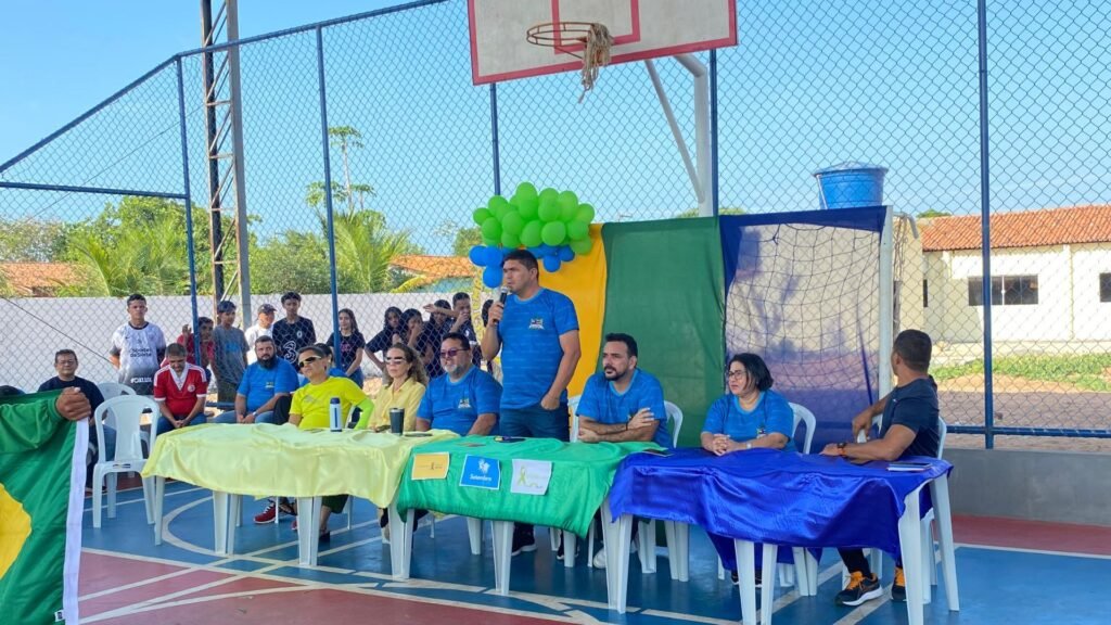 Equipe Gestora do CEM Luís Viana realizando Abertura dos Jogos Interclasse
